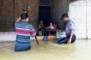 Peduli Korban Banjir, Polsek Sipora Berikan Bantuan Makanan Ringan Kepada Warga Saureinu