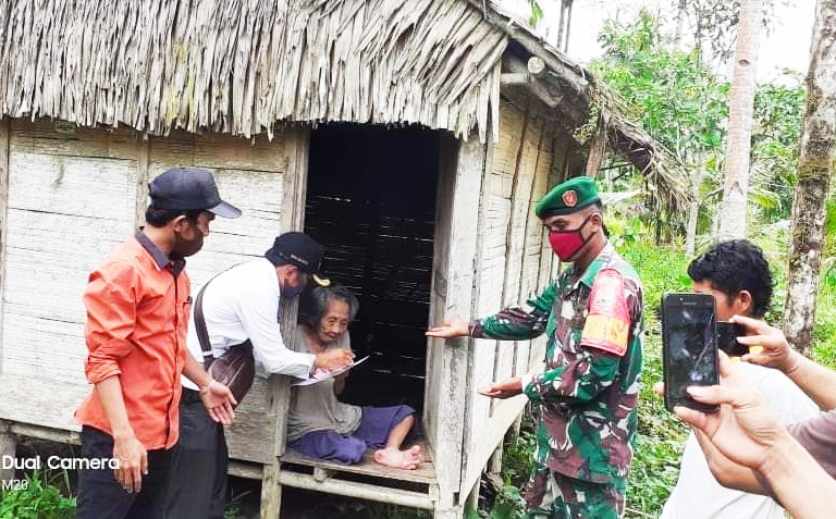 Secara Door To Door, Kades Nemnemleleu Berikan BLT Kepada 65 KK di Dusun Sagitci