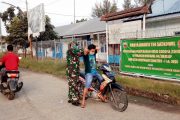 Karya Bhakti TNI, Koramil 04/Sikakap Lakukan Penertiban dan Pembagian Masker
