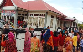 Dinilai Bantuan Tidak Tepat Sasaran, Emak-Emak di Pessel Serbu Kantor Wali Nagari