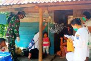 Peduli Kesehatan Warga, Babinsa Koramil 04/Sikakap Bantu Tim Nakes Berikan Posyandu di Desa Sinakak