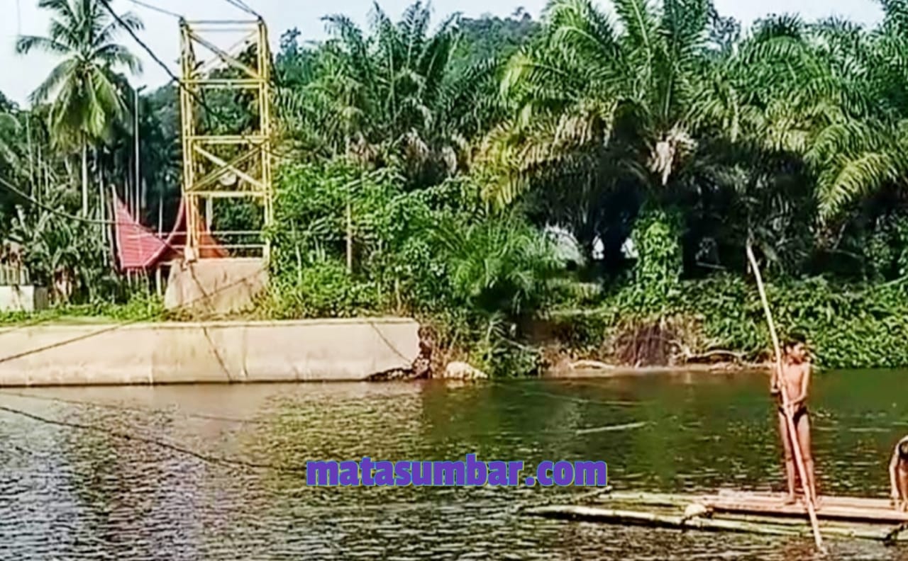 Jembatan Dibangun, Alternatif Penyebrangan Untuk Warga Kampung Ganting Kubang Pessel Hanya Rakit Bambu