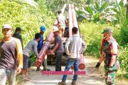 Babinsa Sikakap Bersama Staf Desa Sinakak Monitoring Pemasangan Tiang Listrik