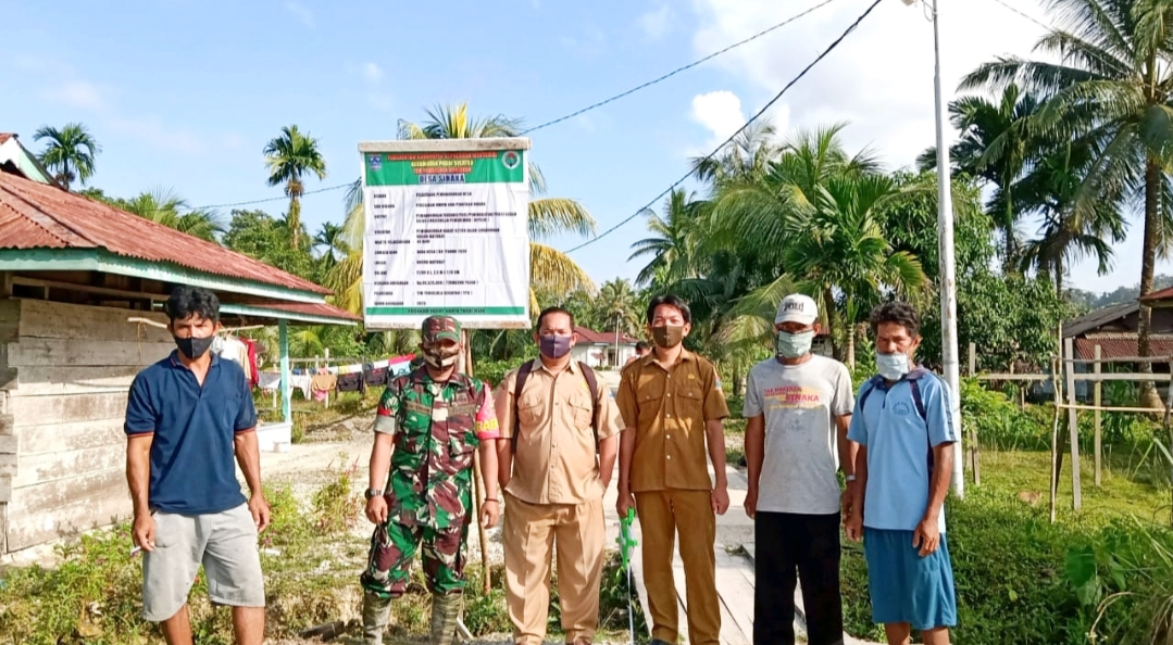Babinsa Sikakap Bersama Desa Sinakak Cek Pembangunan Jalan Lingkungan Dusun Matobat