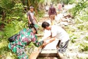 Babinsa Sikakap Bantu Warga Bangun Jembatan di Dusun Kosai Baru Bagatsagai