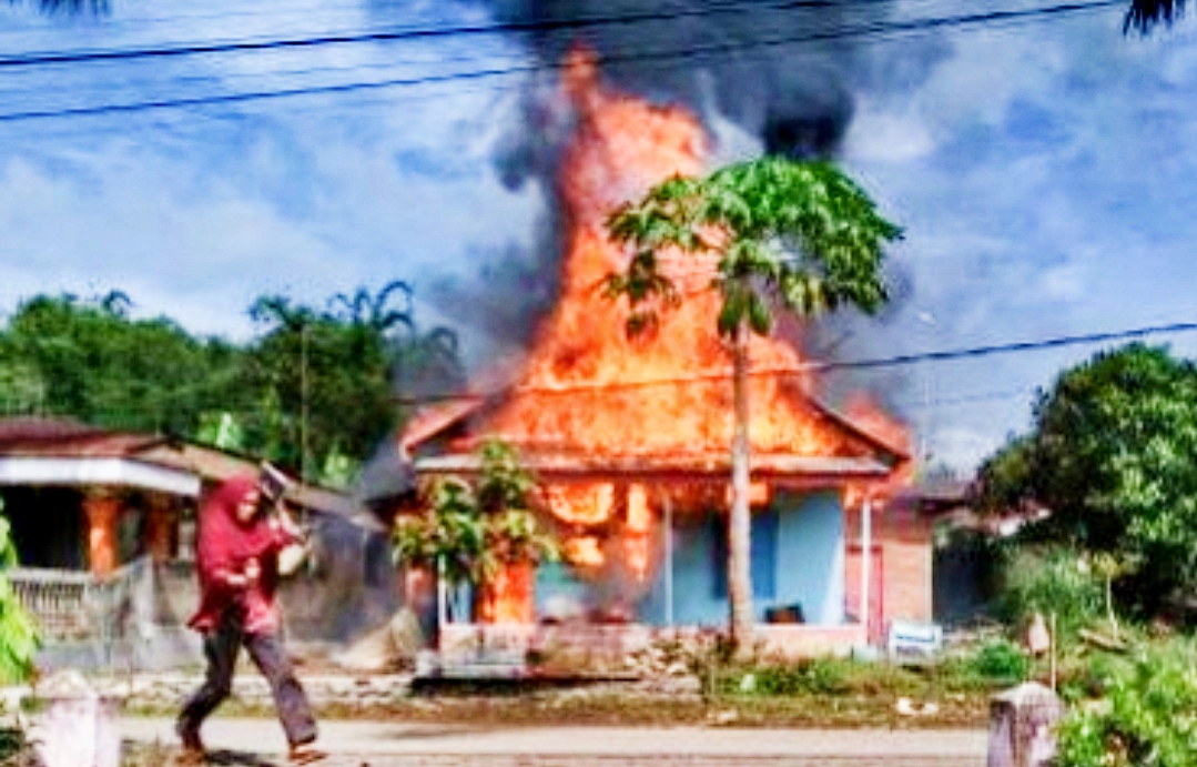 Satu Unit Rumah di Kawasan Bukit Sangkuik Terbakar, Diduga Api Dari Kompor
