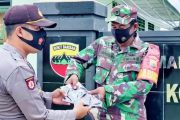 Sinergitas TNI-POLRI, Polsek Sipora Berbagi Masker Untuk Anggota Koramil