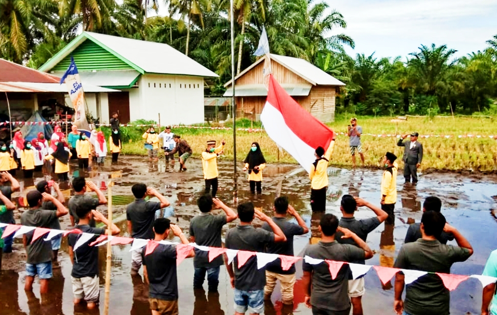 Unik, Upacara Detik-Detik Proklamsi di Dusun Sidodadi Pasbar di Laksanakan di Tengah Sawah