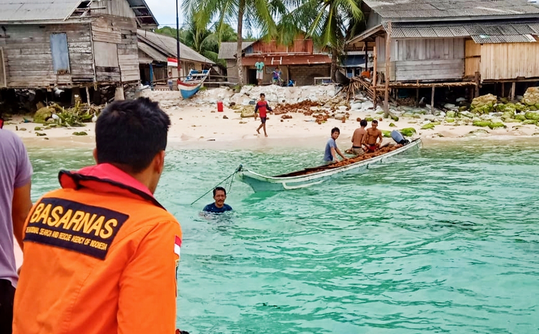 Longboat Pembawa Kelapa Terbalik, Tiga Korban Berhasil di Evakuasi
