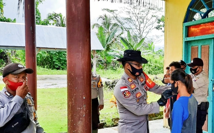 Polsek Sikakap Berbagi Masker di Desa Bulasat Serta Sosialisasi AKB
