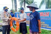 Peduli Nelayan, Kapolres Mentawai Salurkan Sembako dan Peralatan Melaut di Sioban