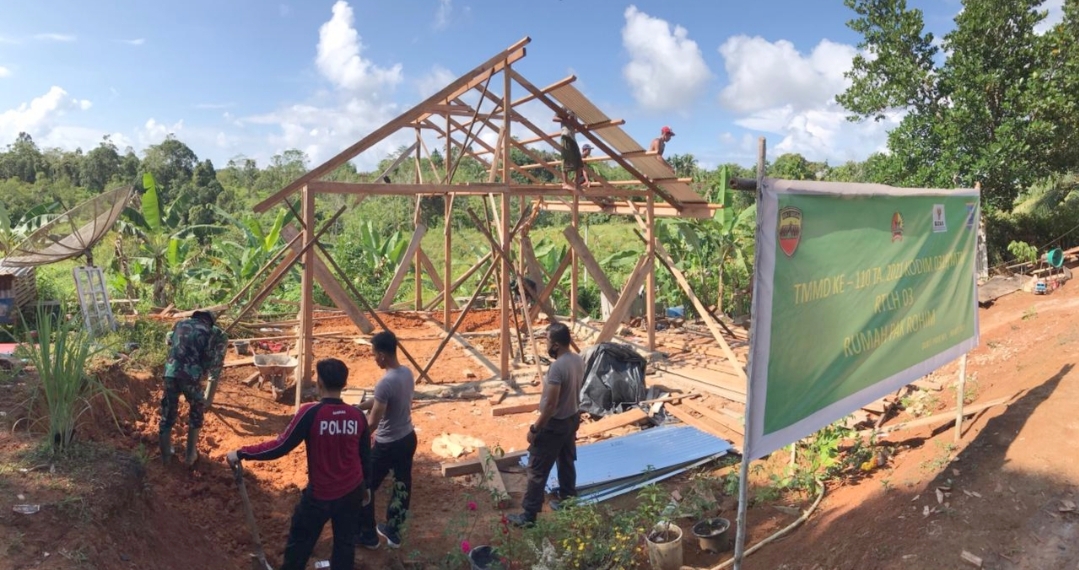 Hari Kelima Pengerjaan Rehab RTLH Milik Rohim Sudah Memasuki Tahap Pemasangan Atap Seng