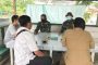 Jalin Silahturahmi, Dua Anggota Satgas TMMD Ini Bangun Komunikasi di Warung Kopi