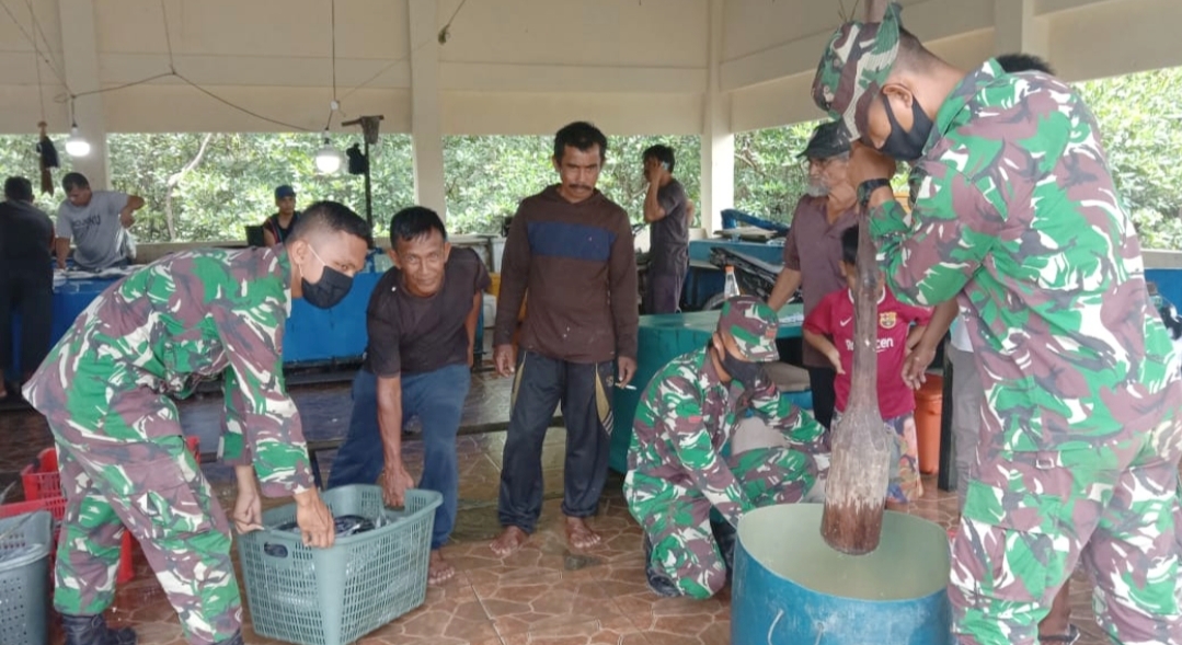 Jalin Keakraban, Satgas TMMD Bantu Nelayan Angkat Ikan di TPI Tuapejat