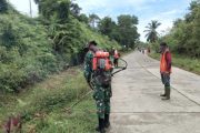 Satgas TMMD Bantu Warga Bersihkan Fasum di Lingkungan Desa Sipora Jaya