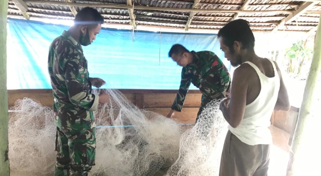 Satgas TMMD Bantu Perbaiki Jala Ikan Nelayan di Dusun Mapaddegat
