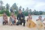 Keseruan Satgas TMMD Bermain Surfing Bersama Anak-Anak di Pantai Mapaddegat