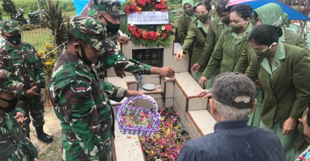 Peringati HUT Persit, Kodim 0319/Mentawai Bersama Ibu-Ibu Persit Ziarah di Pemakaman Anggota TNI