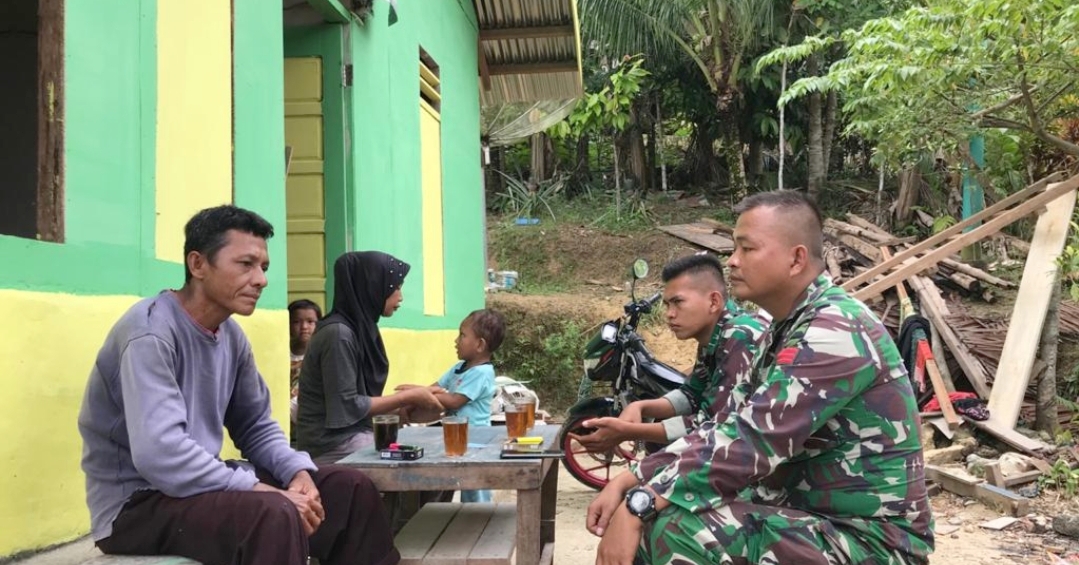 Warga Penerima Manfaat Rehab RTLH di Sambangi Satgas TMMD