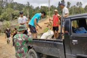 Iwan Warga Desa Bukit Pamewa Bersyukur Jalan di Bangun TNI