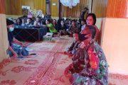 Ikut Berbelasungkawa, Babinsa Sikakap Melayat Ke Rumah Duka di Dusun Havea