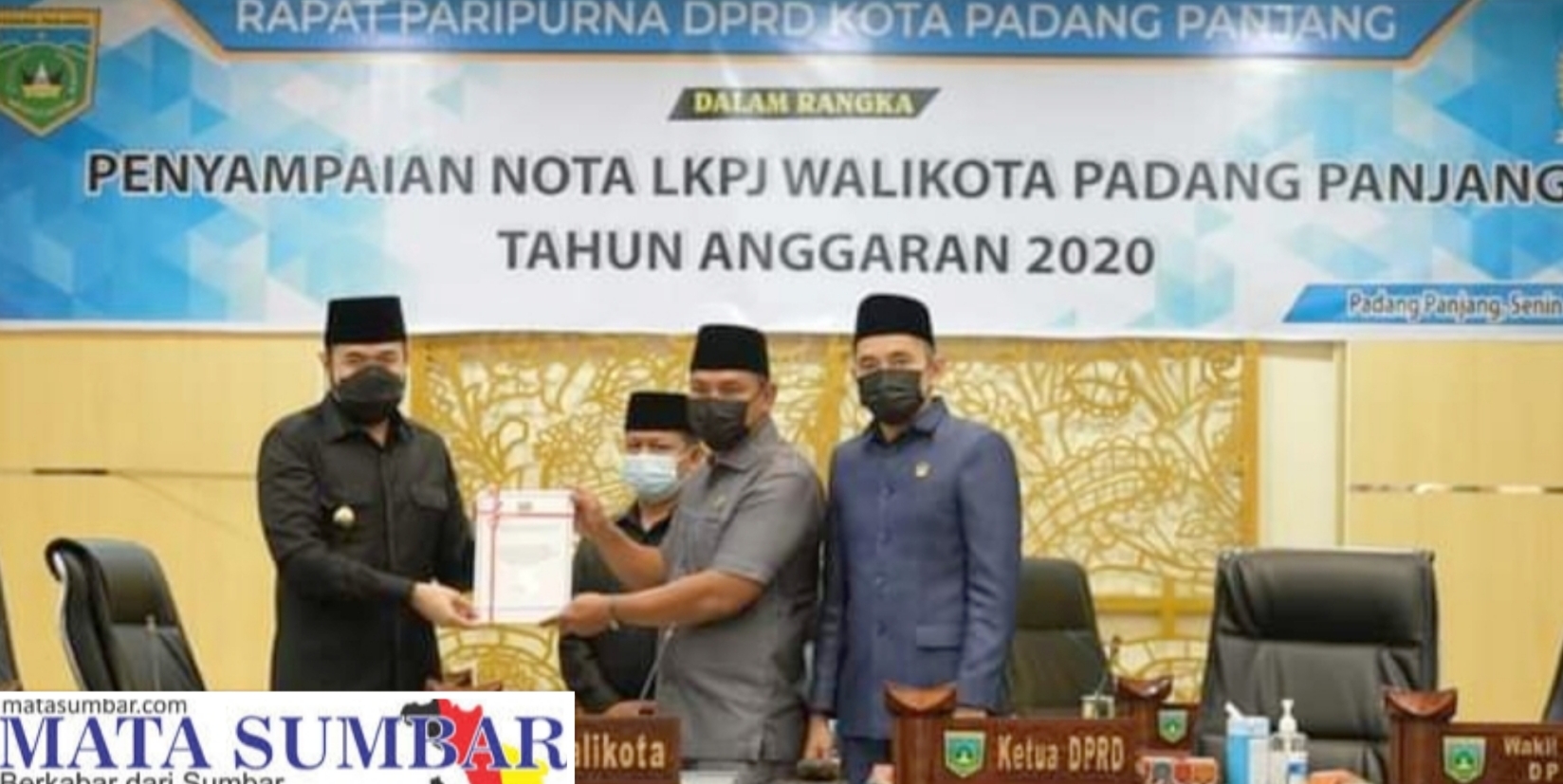 LKPj Tahun 2020 di Sampaikan Wako Fadly di Ruang Sidang Utama DPRD Padang Panjang