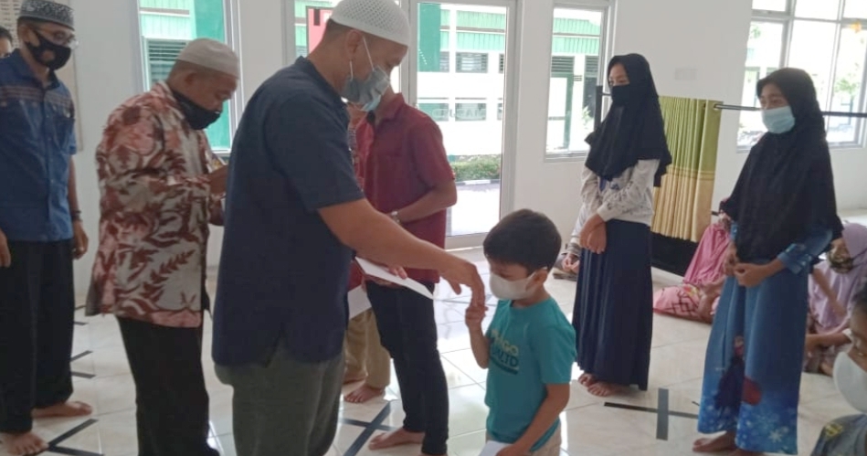 Hasil Pengumpulan Kotak Amal Masjid Taqwa di Serahkan Dandim 0311/Pessel ke Anak Yatim