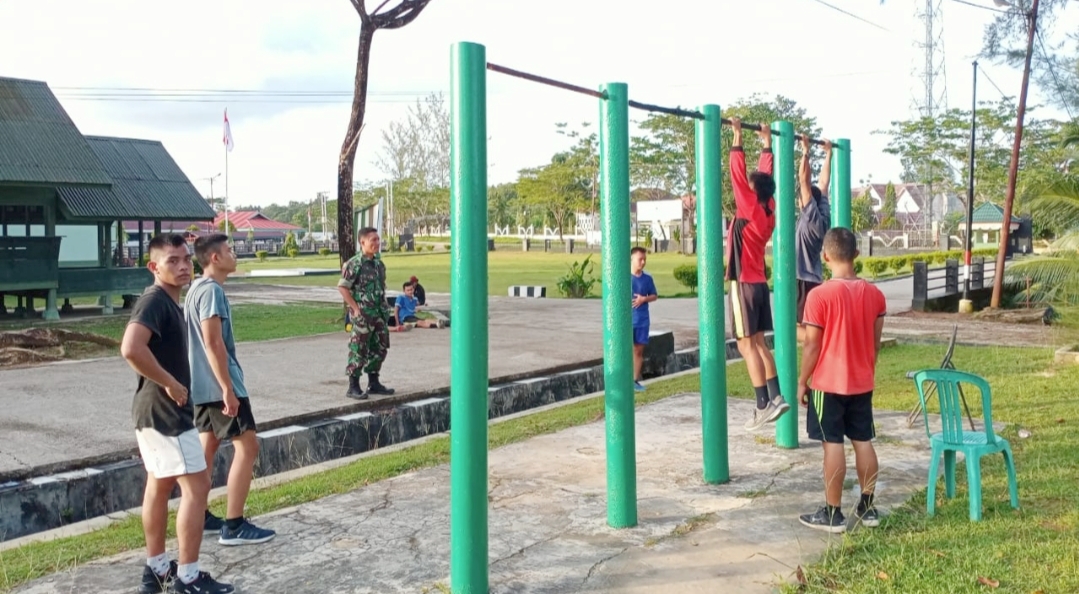 Jelang Pendaftaran TNI-AD, Anggota Kodim 0319/Mentawai Latih Fisik Puluhan Remaja