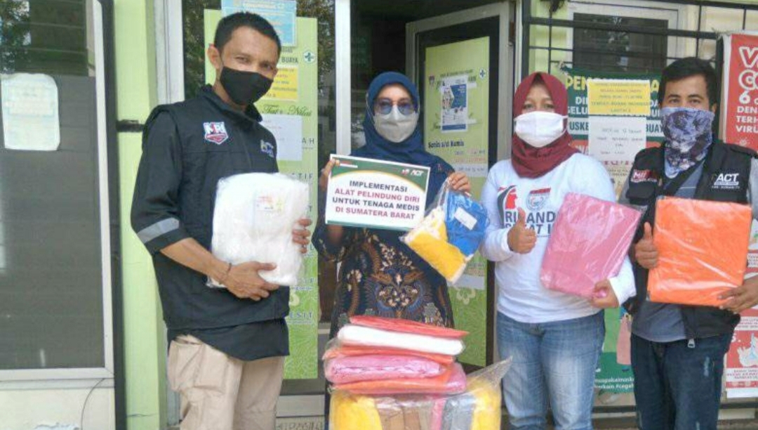 DPD Pekat IB Kota Padang Bersama ACT Wilayah Sumbar Serahkan APD di Puskesmas Lubuk Buaya