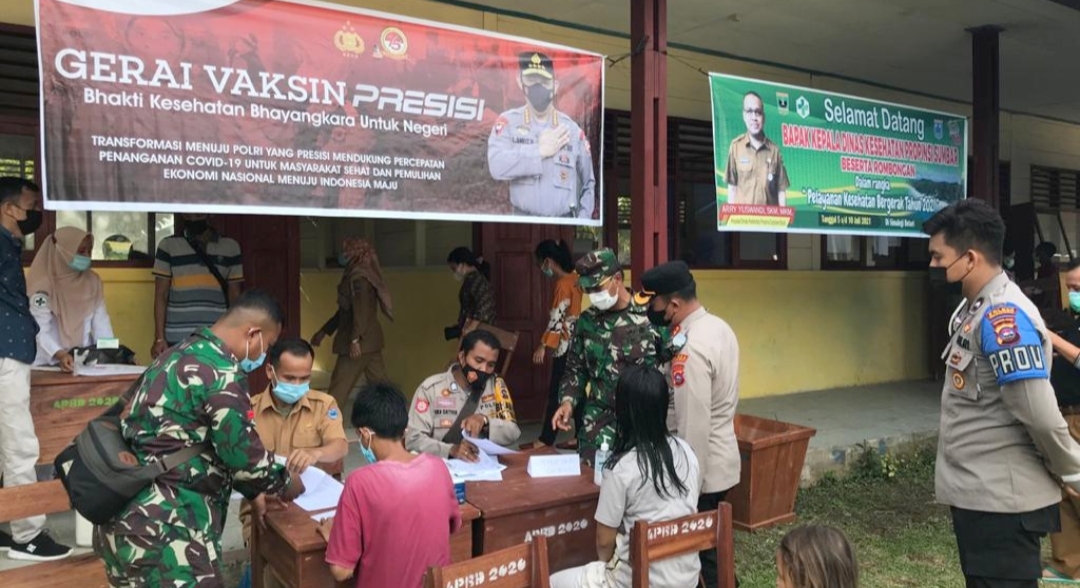 Serbuan Vaksinasi Kolaborasi Tiga Pilar Menyasar di Daerah Terpencil Mentawai
