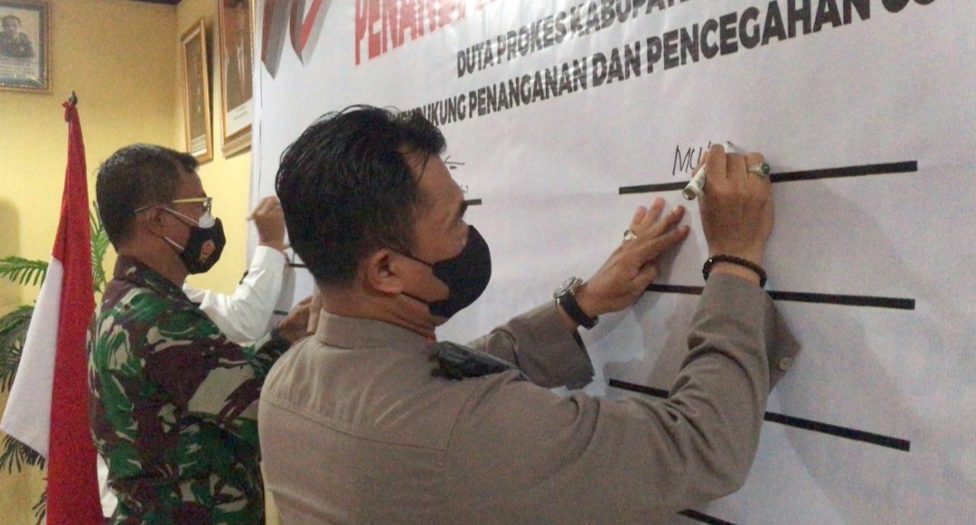Komitmen Bersama, Kapolres Mentawai Tanda Tangani Pakta Integritas Duta Prokes Covid-19
