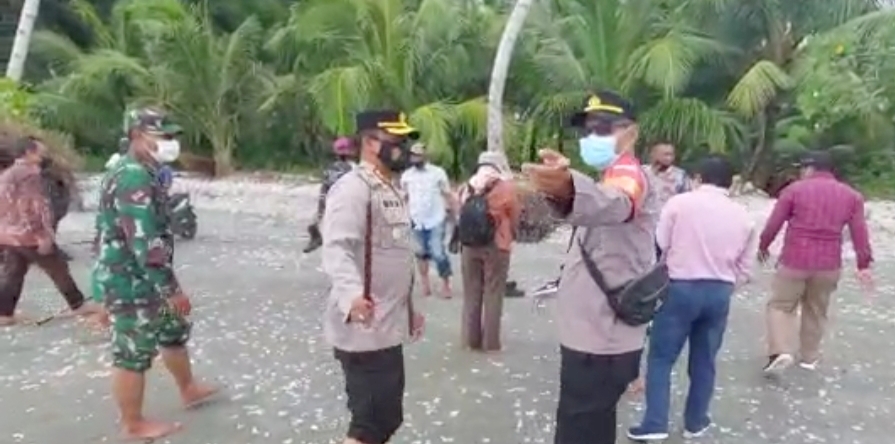 Kapolsek Sikakap Dampingi Forkopimda Mentawai Tinjau Gerai Vaksinasi TNI-Polri di Pulau Terluar