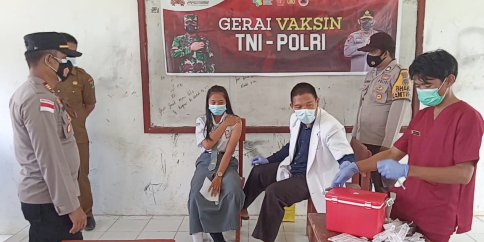Gerai Vaksinasi TNI-Polri di SMAN 1 Pagai Selatan dan Puskesmas Bulasat di Ikuti 99 Orang