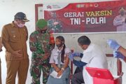 Babinsa Sikakap Dampingi Pelaksanaan Serbuan Vaksinasi TNI-Polri di SMAN 1 Pagai Selatan