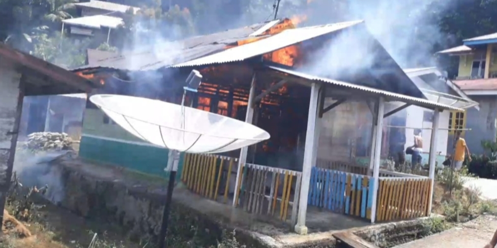 Rumah Warga di Sikakap Timur Terbakar, Mobil Damkar Tiba Tangki Air Kosong