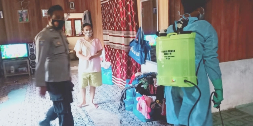 Bhabinkamtibmas Bersama Relawan Intensifkan Penyemprotan Disinfektan di Rumah Warga Isoman