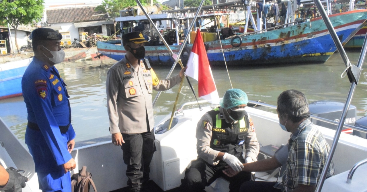Polres Pasuruan Kota Berikan Vaksin Kepada Nelayan Langsung di Atas Perahu
