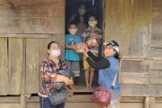 Aksi Solidaritas Ketua Persit Kodim 0319 Mentawai Berbagi Masker dan Sembako Langsung ke Rumah Warga
