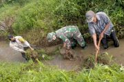 Perlancar Pengairan Sawah, Babinsa Koramil 01 Pancung Soal Bersama Warga Perbaiki Irigasi di Nagari Taluak Kualo