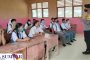 Melawan Keraguan, Bhabinkamtibmas Desa Saliguma Edukasi Pelajar SMAN 1 Siberut Tengah Soal Prokes dan Vaksin