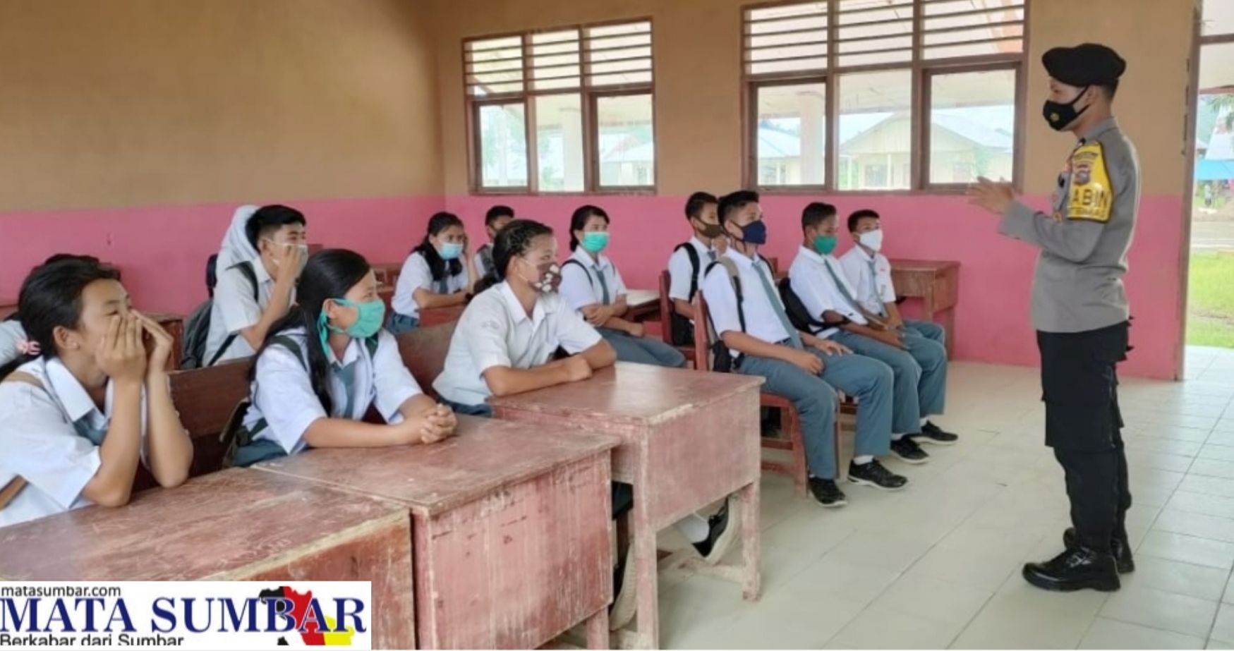 Melawan Keraguan, Bhabinkamtibmas Desa Saliguma Edukasi Pelajar SMAN 1 Siberut Tengah Soal Prokes dan Vaksin