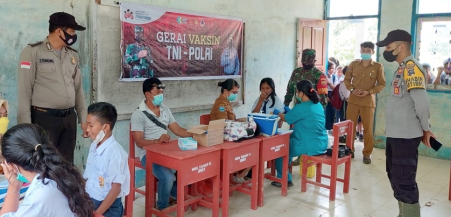 Polsek Sikakap Dampingi Pelaksanaan Gerai Vaksinasi Presisi Bagi Pelajar SMPN 2 Selatan Jaya