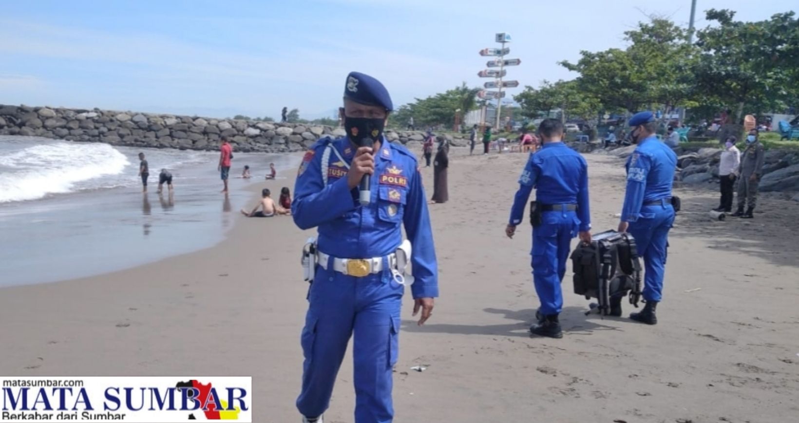 Antisipasi Musibah di Laut, Personel Polairud Polda Sumbar Sambangi Wisatawan Pantai Padang