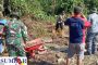 Babinsa Sikakap Goro Bersama Bersihkan Lokasi Pembangunan Musholla Al-Mukminin Dusun Mabolak