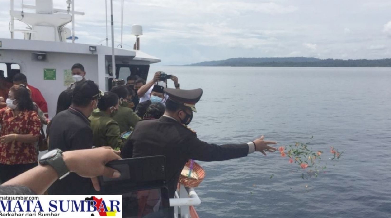 Sambut HUT ke-76 TNI, Kapolres Mentawai Tabur Bunga di Perairan Tuapeijat