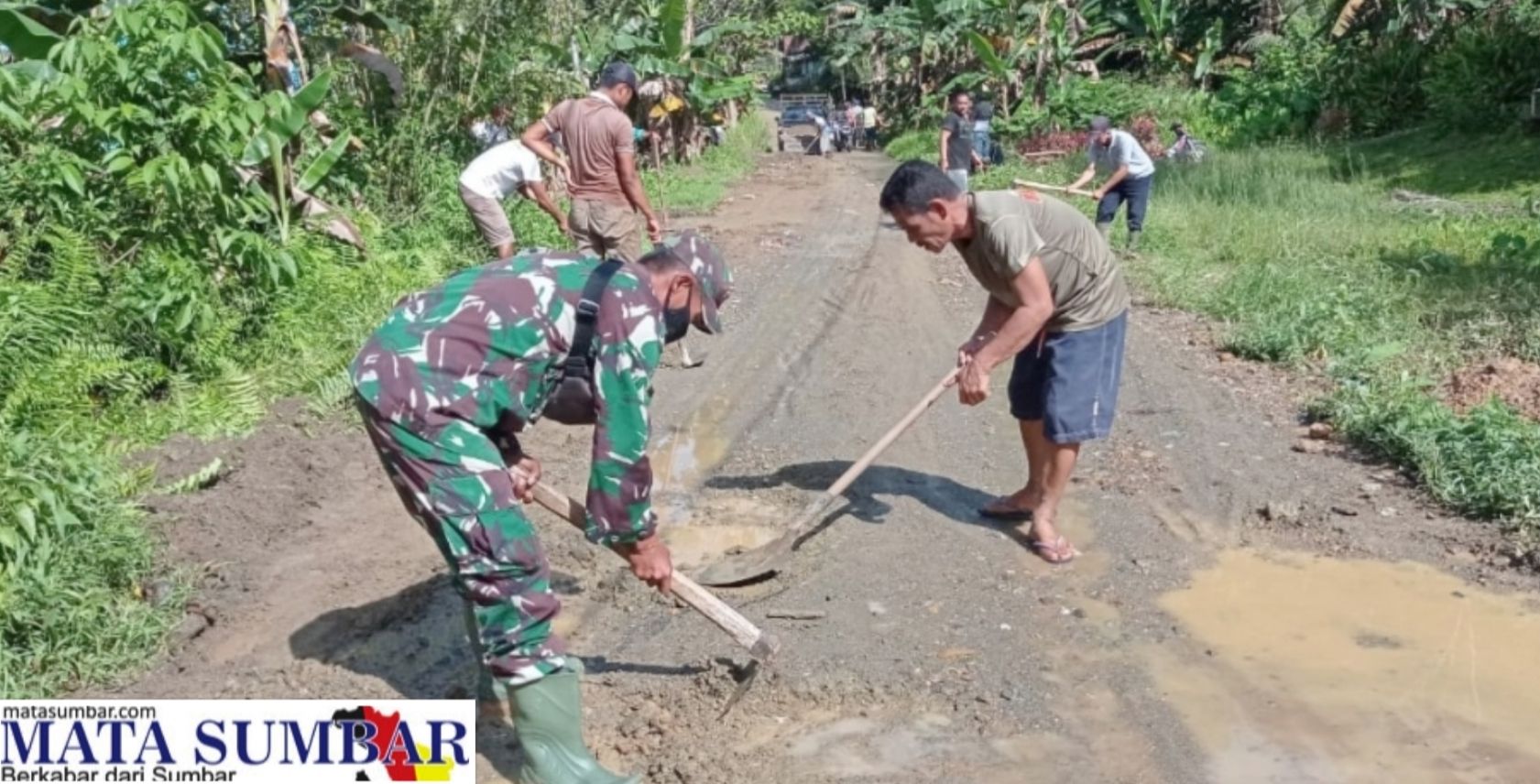Dampak Banjir, Babinsa Sikakap Bersama Warga Bersihkan Tumpukan Tanah di Lokasi Dusun Masabuk