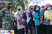 Vaksinasi Maritim di Mentawai, Koramil  Sikakap Bersama Masyarakat Sambut Kedatangan KRI Bontang-907