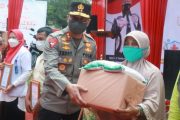 Kapolda Sumbar Salurkan Bansos di Gebyar Vaksinasi Dermaga Danau Singkarak