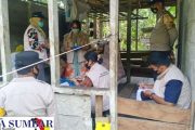 Polsek Sikakap Bersama Tim Nakes Door to Door Lakukan Vaksinasi di Pulau Terluar