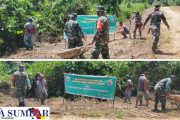 Kerja Nyata TNI, Koramil Sikakap Bersama Warga Bersihkan Jalan di Dusun Belekraksok